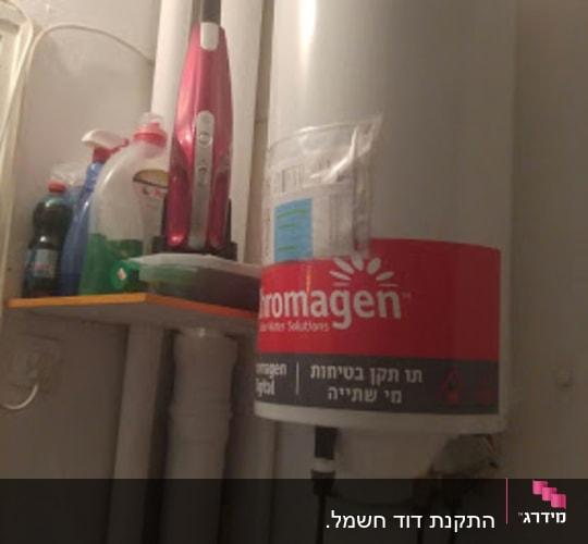 דוד שמש מותקן על קיר עם צינורות וחיבורים